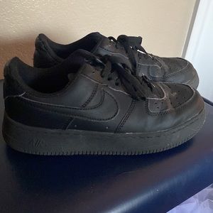 All black women’s Nike Sneakers